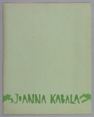 Jasnozielona, jednolita okładka książki artystycznej. Wzdłuż dolnej krawędzi wykonany z szablonu napis wielkimi literami w korze zielonym: Joanna Kabala oraz fragment wzoru.