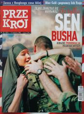 Kolorowa fotografia przedstawiająca kobietę w zielonej chuście na głowie obejmującą z wdzięcznością stojącego tyłem żołnierza w mundurze, całość wkomponowana została w okładkę czasopisma Przekrój, jego logotyp jest w lewym górnym rogu.