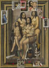 Portret 4 nagich kobiet, każda ma twarz Mony Lisy z obrazu Leonarda da Vinci, 2 z przodu siedzą na krzesłach, 2 z tyłu stoją, do złotej ramy przytwierdzone zdjęcia, na pierwszym planie waz raz mała uskrzydlona postać, także z twarzą Mony Lizy,  z tyłu kot