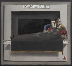 Kompozycja figuralna, obraz w obrazie. Wewnątrz namalowanych ram znajdują się dwie postacie: dziewczyna na marach, przykryta ciemną materią i pochylający się nad nią mężczyzna z bukietem kwiatów. Na ramie napis Romeo and Juliet.