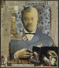 Obraz olejny na płótnie, na tle naturalistycznie traktowanej deski popiersie postaci męskiej en face w błękitnej marynarce, koszuli i muszce, w prawym dolnym rogu 2 obrazki ukazujące dłonie, szachy i fotografię mężczyzny.