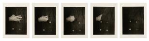 Praca składająca się z pięciu czarno-białych fotografii ułożonych w rzędzie, ukazujących kolejne etapy chowania się męskiej dłoni w klapach marynarki.
