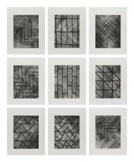 Kompozycja w pionie, praca składająca się z 9 czarno-białych fotografii naklejonych na passe-partout, fotografie ukazują klepki podłogowe ułożone „w jodełkę”, na nich czarną farbą namalowany geometryczny wzór odtwarzający kształt klepek podłogowych.