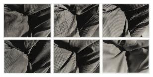 Praca składająca się z sześciu czarno-białych fotografii ukazujących zbliżenie męskiego krocza i rozporek, prawdopodobnie w pozycji z założoną nogą na nogę w różnych rodzajach spodni.