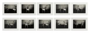 Praca składająca się z dziesięciu czarno-białych fotografii ukazujących dwa drewniane, gięte krzesła na neutralnym tle, ustawione w różnych konstelacjach.