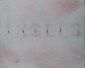 Kompozycja na plexi, na szarym, przy krawędziach lekko zaróżowionym tle, przez środek obrazu różowy napis drukowanymi literami 