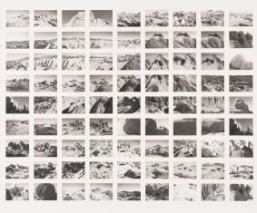 Praca składa się z 81 małoformatowych, czarno-białych fotografii odbitych na jednym papierze. Fotografie przedstawiają fragmenty skalistego pejzażu górskiego.