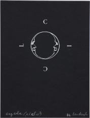 Na czarnym tle kartki papieru umieszczony centralnie lecz bliżej górnej krawędzi okrąg we wnętrzu którego wrysowane są dwie twarze księżyca. Na zewnąrz okręgiu litery L, C, I, C.  Przy dolnej krawędzi podpis białą kredką.