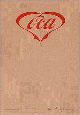 Na beżowym papierze z lekką prążkowaną  fakturą nadrukowane czerwoną farbą przekształcone w kształt serca logo Coca-Coli. Na dole tytuł i podpis artysty wykonany ołówkiem.