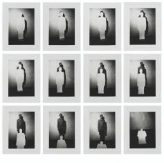 Zestaw 12 czarno-białych fotografii, przedstawiających sylwetkę wyciętą z białego materiału i schowanego za nią mężczyznę.
