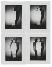 Zestaw 4 czarno-białych fotografii, wszystkie fotografie o pionowej kompozycji. W centrum kompozycji stojąca sylweta mężczyzny wycięta z białego materiału. Za sylwetką, z prawej strony duży cień. Na dolnym prawym zdjęciu zza sylwety wyłania się postać męż