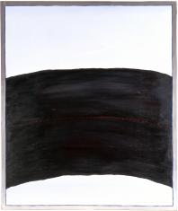 Obraz olejny na płótnie - kompozycja abstrakcyjna zamknięta malarską wąską ramką w kolorze jasnoszarym, błękitne tło przecięte ciążącą ku dołowi, wybrzuszoną ku górze czarną formą przywołującą motyw 