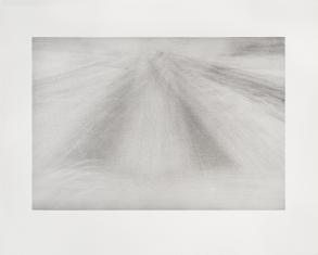Abstrakcyjna fotografia czarno-biała, kompozycja w poziomie. Cztery ciemne promienie rozchodzące się na jasnym tle, Nałożone wielokrotnie na siebie ujęcia drogi. Całość niewyraźna.