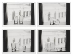 Cztery czarno-białe fotografie przedstawiające różne ustawienia stojących na parapecie okiennym szklanek. Pierwsza po prawej na górze to cz-b fotografia martwej natury. Dwie podobnej wielkości szklanki ustawione obok siebie na parapecie. Szkło jest przezr