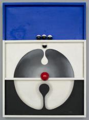 Obiekt podzielony na trzy części (niebieską, białą, czarną) przedstawiający abstrakcyjną formę geometryczną. W centrum znajduje się czerwona kula.