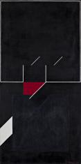 Obraz olejny na płótnie, kompozycja geometryczna, czarna płaszczyzna podzielona na 2 kwadraty: górny w białej cienkiej ramie przerwanej w podstawie, w punktach przecięcia białe kreski, w dolnym w centrum czarny kwadrat, między nimi czerwony trapez.