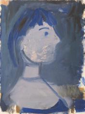 Obraz na papierze fotograficznym o orientacji pionowej. Portret kobiety z prawego profilu na ciemnym niebiesko-turkusowym tle. Postać o jasnej karnacji ubrana jest w niebieską sukienkę lub bluzkę z dużym dekoltem. Ma  ciemno-niebieskie włosy, brew i oko.