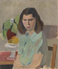 Obraz o orientacji pionowej. Portret młodej kobiety siedzącej przy stole na krześle lekko z lewego profilu. Postać ubrana jest w seledynową bluzkę. Ma ciemne włosy do ramion. Za postacią stoi  naczynie z owocami i wazon z kwiatem oraz zielona ściana.