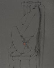 Rysunek tuszem na papierze o orientacji pionowej. Szkic skierowanej do widza z lewego profilu postaci kobiecej siedzącej na krześle o cienkich nogach z oparciem. W miejscu głowy posiada kwiat. Na biodrach sznureczki z wiszącymi nieokreślonymi zawieszkami.