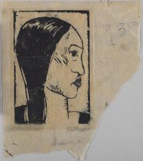 Drzeworyt przedstawiający głowę kobiecą z profilu, o pociągłej twarzy, wydatnych ustach i nosie, długiej szyi oraz gładko zaczesanych włosach, głowa obramowana z trzech stron mocną czarną ramką.