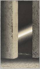Druk wypukły na papierze czerpanym, w przedstawieniu ukazana szczelina, między dwiema betonowymi płytami, w której widoczna jest plama czerni przecięta ukośnym pasem bieli - snopem światła.