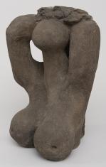Rzeźba figuratywna z pogranicza abstrakcji. Popiersie kobiety z rękami uniesionymi ku górze, niewidocznymi dłońmi splecionymi z tyłu. Głowa jest nieproporcjonalnie mała, bez rysów twarzy, włosy tworzą nieregularny kształt, piersi są duże i okrągłe, niemal