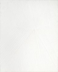 Obraz prostokątny na płótnie w pionie. Biała płaszczyzna płótna pokryta jest równoległymi liniami białego sznurka przyklejonego do tła w odległości 1-2cm. Kierunek białych sznurków tworzy 4 pola nierównej wielkości zbiegające się w centrum obrazu.