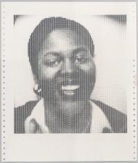 Wydruk komputerowy w tonacji czerni i bieli przedstawiający twarz czarnoskórej roześmianej kobiety.