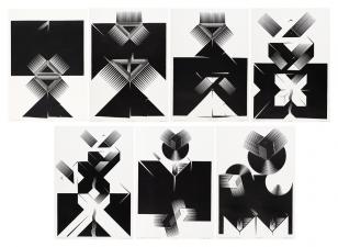 Siedem prac z większej serii grafik wykonanych metodą cynkografii. Kompozycje stworzone w oparciu o zderzenie czerni i bieli. Rysowane jasną, ostrą, momentami wręcz agresywną, kreską budującą formy silnie kontrastujące z ciemnym tłem. Kompozycje cechuje s