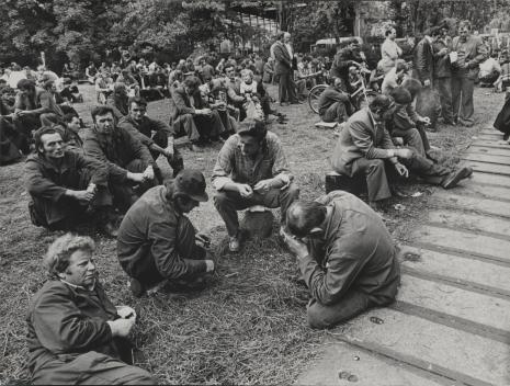  Bogusław Biegański, Reportaż: Gdańsk - sierpień 80 (Robotnicy czekający na trawniku)