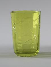 Szklanka do ponczu z transparentnego zielonego szkła zdobiona w motyw roślinny.