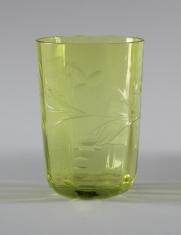 Szklanka do ponczu z transparentnego zielonego szkła zdobiona w motyw roślinny.