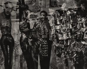 Fotografia przedstawia podwójny stojący portret Tadeusza Kantora trzymającego ręce w kieszeniach z nałożonymi asamblażami i fragmentami scenograficznymi (podwójna ekspozycja negatywu).