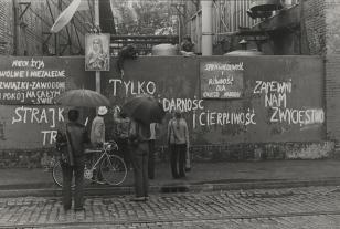 Reportaż: Gdańsk - sierpień 80 (Mury stoczni, napisy)