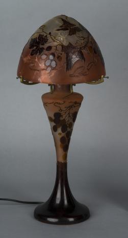  Émile Gallé, Lampa elektryczna szklana z motywem liści i owocu winorośli
