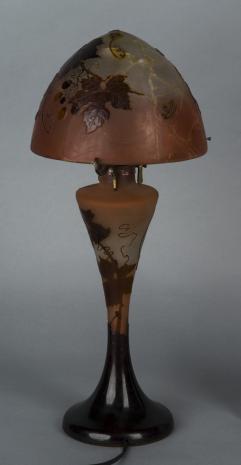  Émile Gallé, Lampa elektryczna szklana z motywem liści i owocu winorośli