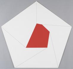 Serigrafia na papierze w formie pięciokąta równobocznego, na białym tle, w centrum, umieszczony jest czerwony nieregularny pięciokąt.