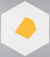 Serigrafia na papierze w formie równobocznego sześciokąta, na białym tle, w centrum, umieszczony jest żółty nieregularny sześciokąt.
