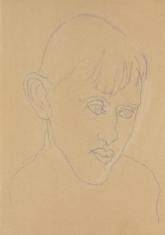 Kadr pionowy. Portret chłopca szkicowany ołówkiem. Głowa zwrócona w prawo. Chłopiec ma grzywkę na czole, duże ucho, oczy, nos i usta. Na rysunku liczne ślady wytarcia gumką.
