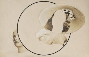 Kolaż na papierze, kompozycja pozioma. Na rysunek koła po prawej naklejone wycięte z fotografii popiersie kobiety w kapeluszu z szerokim rondem, twarz wycięta, a jej fragment przyklejony po lewej stronie przy zewnętrznej krawędzi koła.