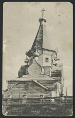 Czarno-biała fotografia przedstawiająca budynek drewnianej cerkwi z wieżą - Cerkow Uspienskoj Bożej Matery Sułanski Prichod.