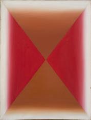 Obraz olejny na płótnie w układzie pionowym o wymiarach 60 x 46 cm. Kompozycja abstrakcyjna. Linie przekątne wyodrębniają pola trójkątów bocznych. Trójkąty boczne wypełnione są czerwienią przechodzącą walorowo w róż i biel wzdłuż krawędzi pionowych. Trójk