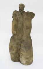 Rzeźba przedstawia akt kobiecy do półudzia i negatywowy odcisk torsu męskiego.  Forma wewnętrzna wygładzona, zewnętrzna surowa, nieopracowana, z widocznymi drutami zbrojenia.