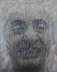 Fotografia wykrzywionej grymasem twarzy pomalowana farbą akrylową w tonacji szaro-beżowej. Twarz pokryta licznymi cienkimi 
