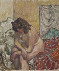 Naga kobieta siedzi pochylona w przód na łóżku, ma skrzyżowane przed sobą ręce, a ciemne włosy częściowo zakrywają jej twarz. Za nią skłębiona pościel i czerwona kapa po prawej, z tyłu widoczny fragment żółtej ściany.