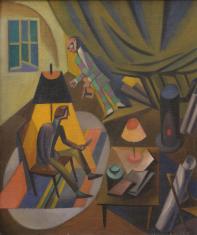 Skubizowana kompozycja przedstawiająca wnętrze przestronnej pracowni malarskiej - po lewej pod lampą na krześle siedzi mężczyzna, trzyma w dłoni pędzle, przed nim stół z lampką, wyżej obok kotary wypełniającej prawy górny róg, przechylona w lewo schematyc