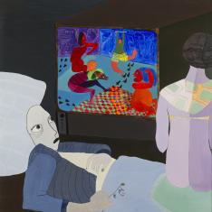 Obraz akrylowy na płycie pilśniowej przedstawiający na pierwszym planie dwie sylwetki kobiece - jedną w pozie półleżącej, drugą siedzącą tyłem przy prawej krawędzi; na drugim planie, w centrum, telewizor z postaciami ludzkimi w żywych kolorach.