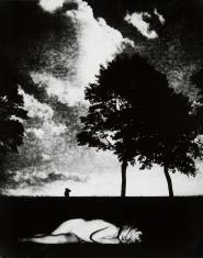Czarno-biała fotografia w układzie pionowym. Na pierwszym planie nagie, śpiące dziecko n, w tle drzewa, sylwetka człowieka i horyzont.
