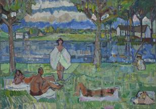 Na pierwszym planie grupa postaci - dwie kobiety leżą, a mężczyzna siedzi na kocu,  za nimi kobieta stoi z zarzuconym na plecy ręcznikiem. W prawym dolnym rogu na trawie leżą ubrania i kosz. Drugi plan to rzeka i dwa drzewa, po prawej stronie rybak siedzi