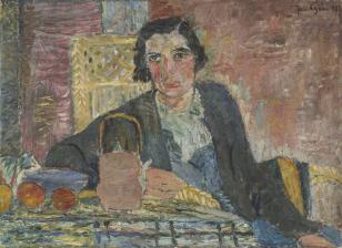 Portret kobiety z ciemnymi, ostrzyżonymi do ucha włosami, siedzącej przy stole, ubranej w niebieską sukienkę i szary sweter, na stole imbryk, misa i owoce, malowany grubymi pociągnięciami pędzla.